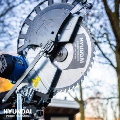 Hyundai 56256 Radiaal Afkortzaag - 1800W - 305mm (2x 45°) 18 Hyundai 56256 Radiaal Afkortzaag - 1800W - 305mm (2x 45°) -Gereedschapswinkel 1e2b9a398e547bdeb7440367353213c0